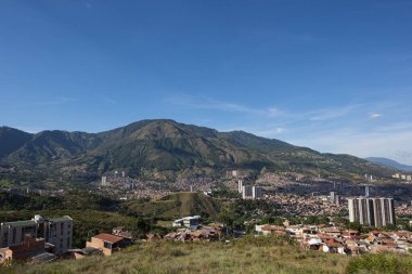 Bello, Antioquia, Kolombiya. 17 Aralık 2019: Mimari, dağlar ve mavi gökyüzüyle Bello manzarası