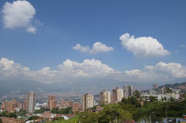 Bello, Antioquia, Kolombiya. 17 Aralık 2019: Mimari, dağlar ve mavi gökyüzüyle Bello manzarası