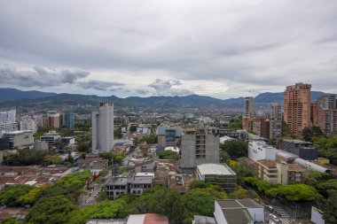 Medellin, Antioquia, Kolombiya. 3 Mayıs 2023: Şehirdeki binalar ve mavi gökyüzüyle manzara.