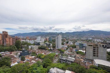 Medellin, Antioquia, Kolombiya. 3 Mayıs 2023: Şehirdeki binalar ve mavi gökyüzüyle manzara.