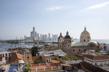 Cartagena, Bolivar, Kolombiya. 3 Kasım 2021: Renkli cepheli duvarlı şehir manzarası.