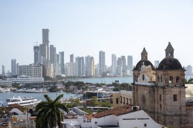Cartagena, Bolivar, Kolombiya. 3 Kasım 2021: Renkli cepheli duvarlı şehir manzarası.