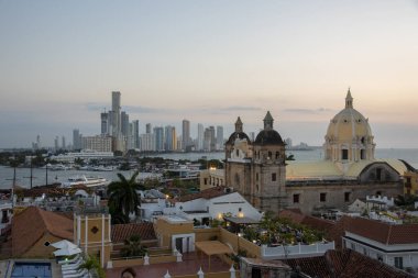 Cartagena, Bolivar, Kolombiya. 3 Kasım 2021: Renkli cepheli duvarlı şehir manzarası.