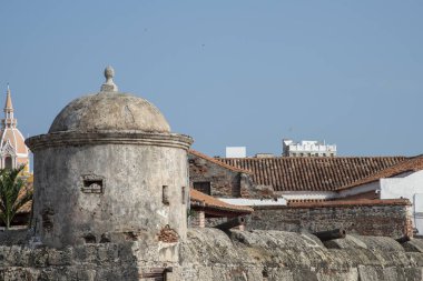 Cartagena, Bolivar, Kolombiya. 3 Kasım 2021: Şehir manzaralı ve mavi gökyüzü manzaralı panoramik manzara.