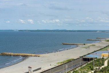 Cartagena, Bolivar, Kolombiya. Octubre, 2019: Doğrusal park El Crespo ve deniz ve mavi gökyüzü ile plaj.
