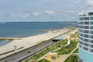 Cartagena, Bolivar, Kolombiya. Octubre, 2019: Doğrusal park El Crespo ve deniz ve mavi gökyüzü ile plaj.