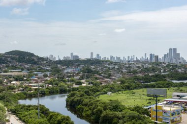 Cartagena, Bolivar, Kolombiya. Ekim 2019: Pie del Cerro mahallesi ve ufuktaki Bocagrande binaları.