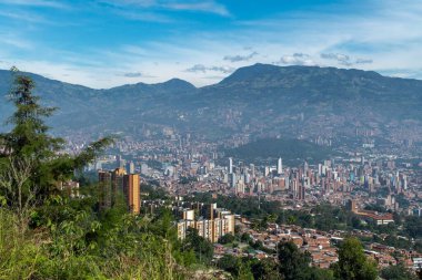 Medellin, Antioquia, Kolombiya. 18 Temmuz 2020: Dağları ve mavi gökyüzüyle Medellin şehrinin panoramik ve kentsel manzarası.