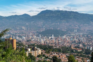 Medellin, Antioquia, Kolombiya. 18 Temmuz 2020: Dağları ve mavi gökyüzüyle Medellin şehrinin panoramik ve kentsel manzarası.