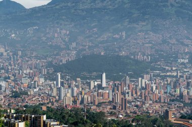 Medellin, Antioquia, Kolombiya. 18 Temmuz 2020: Dağları ve mavi gökyüzüyle Medellin şehrinin panoramik ve kentsel manzarası.