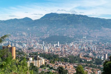 Medellin, Antioquia, Kolombiya. 18 Temmuz 2020: Dağları ve mavi gökyüzüyle Medellin şehrinin panoramik ve kentsel manzarası.