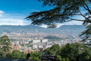 Medellin, Antioquia, Kolombiya. 18 Temmuz 2020: Dağları ve mavi gökyüzüyle Medellin şehrinin panoramik ve kentsel manzarası.