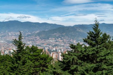 Medellin, Antioquia, Kolombiya. 18 Temmuz 2020: Dağları ve mavi gökyüzüyle Medellin şehrinin panoramik ve kentsel manzarası