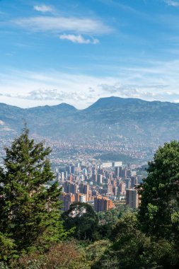 Medellin, Antioquia, Kolombiya. 18 Temmuz 2020: Dağları ve mavi gökyüzüyle Medellin şehrinin panoramik ve kentsel manzarası