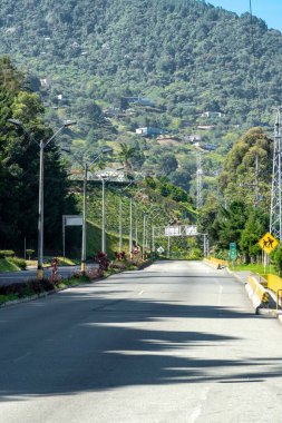 Medellin, Antioquia, Kolombiya. 18 Temmuz 2020: Dağları ve mavi gökyüzüyle Medellin şehrinin panoramik ve kentsel manzarası