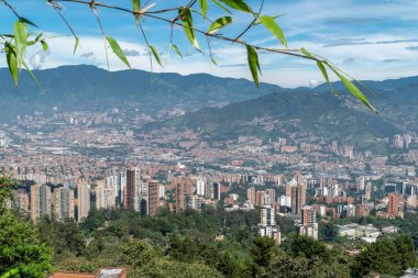 Medellin, Antioquia, Kolombiya. 18 Temmuz 2020: Dağları ve mavi gökyüzüyle Medellin şehrinin panoramik ve kentsel manzarası