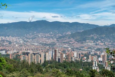 Medellin, Antioquia, Kolombiya. 18 Temmuz 2020: Dağları ve mavi gökyüzüyle Medellin şehrinin panoramik ve kentsel manzarası