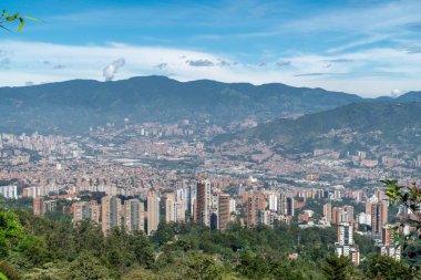 Medellin, Antioquia, Kolombiya. 18 Temmuz 2020: Dağları ve mavi gökyüzüyle Medellin şehrinin panoramik ve kentsel manzarası