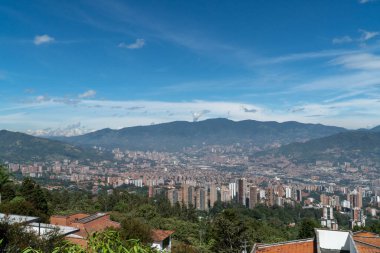 Medellin, Antioquia, Kolombiya. 18 Temmuz 2020: Dağları ve mavi gökyüzüyle Medellin şehrinin panoramik ve kentsel manzarası