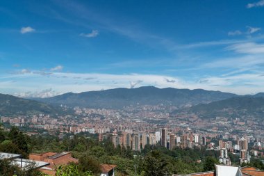 Medellin, Antioquia, Kolombiya. 18 Temmuz 2020: Dağları ve mavi gökyüzüyle Medellin şehrinin panoramik ve kentsel manzarası