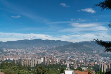 Medellin, Antioquia, Kolombiya. 18 Temmuz 2020: Dağları ve mavi gökyüzüyle Medellin şehrinin panoramik ve kentsel manzarası