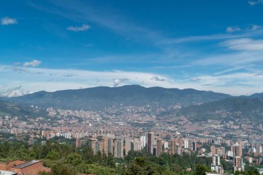 Medellin, Antioquia, Kolombiya. 18 Temmuz 2020: Dağları ve mavi gökyüzüyle Medellin şehrinin panoramik ve kentsel manzarası