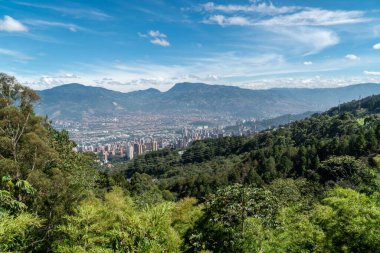 Medellin, Antioquia, Kolombiya. 18 Temmuz 2020: Dağları ve mavi gökyüzüyle Medellin şehrinin panoramik ve kentsel manzarası
