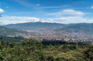 Medellin, Antioquia, Kolombiya. 18 Temmuz 2020: Dağları ve mavi gökyüzüyle Medellin şehrinin panoramik ve kentsel manzarası
