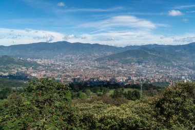 Medellin, Antioquia, Kolombiya. 18 Temmuz 2020: Dağları ve mavi gökyüzüyle Medellin şehrinin panoramik ve kentsel manzarası