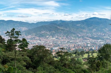 Medellin, Antioquia, Kolombiya. 18 Temmuz 2020: Dağları ve mavi gökyüzüyle Medellin şehrinin panoramik ve kentsel manzarası