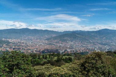 Medellin, Antioquia, Kolombiya. 18 Temmuz 2020: Dağları ve mavi gökyüzüyle Medellin şehrinin panoramik ve kentsel manzarası