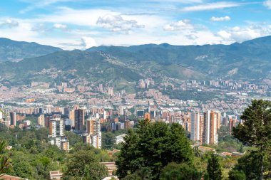 Medellin, Antioquia, Kolombiya. 18 Temmuz 2020: Dağları ve mavi gökyüzüyle Medellin şehrinin panoramik ve kentsel manzarası