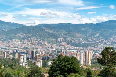 Medellin, Antioquia, Kolombiya. 18 Temmuz 2020: Dağları ve mavi gökyüzüyle Medellin şehrinin panoramik ve kentsel manzarası