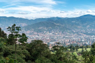 Medellin, Antioquia, Kolombiya. 18 Temmuz 2020: Dağları ve mavi gökyüzüyle Medellin şehrinin panoramik ve kentsel manzarası