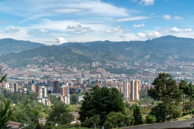 Medellin, Antioquia, Kolombiya. 18 Temmuz 2020: Dağları ve mavi gökyüzüyle Medellin şehrinin panoramik ve kentsel manzarası