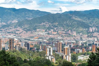 Medellin, Antioquia, Kolombiya. 18 Temmuz 2020: Dağları ve mavi gökyüzüyle Medellin şehrinin panoramik ve kentsel manzarası