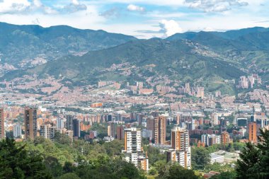 Medellin, Antioquia, Kolombiya. 18 Temmuz 2020: Dağları ve mavi gökyüzüyle Medellin şehrinin panoramik ve kentsel manzarası