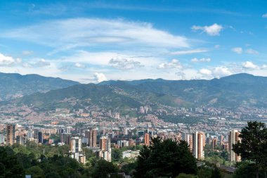 Medellin, Antioquia, Kolombiya. 18 Temmuz 2020: Dağları ve mavi gökyüzüyle Medellin şehrinin panoramik ve kentsel manzarası