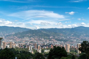 Medellin, Antioquia, Kolombiya. 18 Temmuz 2020: Dağları ve mavi gökyüzüyle Medellin şehrinin panoramik ve kentsel manzarası