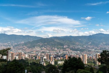 Medellin, Antioquia, Kolombiya. 18 Temmuz 2020: Dağları ve mavi gökyüzüyle Medellin şehrinin panoramik ve kentsel manzarası