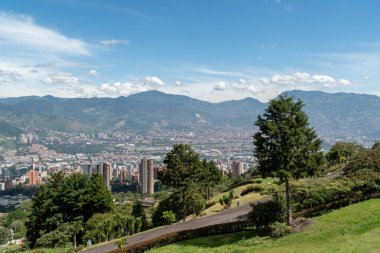 Medellin, Antioquia, Kolombiya. 18 Temmuz 2020: Dağları ve mavi gökyüzüyle Medellin şehrinin panoramik ve kentsel manzarası