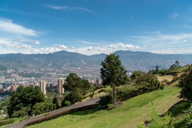 Medellin, Antioquia, Kolombiya. 18 Temmuz 2020: Dağları ve mavi gökyüzüyle Medellin şehrinin panoramik ve kentsel manzarası