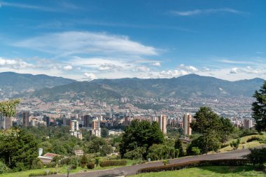 Medellin, Antioquia, Kolombiya. 18 Temmuz 2020: Dağları ve mavi gökyüzüyle Medellin şehrinin panoramik ve kentsel manzarası