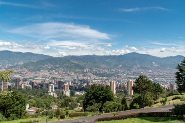 Medellin, Antioquia, Kolombiya. 18 Temmuz 2020: Dağları ve mavi gökyüzüyle Medellin şehrinin panoramik ve kentsel manzarası