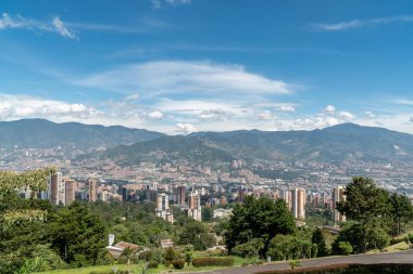 Medellin, Antioquia, Kolombiya. 18 Temmuz 2020: Dağları ve mavi gökyüzüyle Medellin şehrinin panoramik ve kentsel manzarası