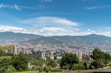 Medellin, Antioquia, Kolombiya. 18 Temmuz 2020: Dağları ve mavi gökyüzüyle Medellin şehrinin panoramik ve kentsel manzarası