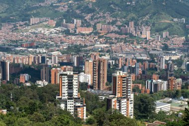Medellin, Antioquia, Kolombiya. 18 Temmuz 2020: Dağları ve mavi gökyüzüyle Medellin şehrinin panoramik ve kentsel manzarası