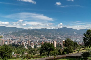Medellin, Antioquia, Kolombiya. 18 Temmuz 2020: Dağları ve mavi gökyüzüyle Medellin şehrinin panoramik ve kentsel manzarası