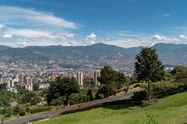Medellin, Antioquia, Kolombiya. 18 Temmuz 2020: Dağları ve mavi gökyüzüyle Medellin şehrinin panoramik ve kentsel manzarası