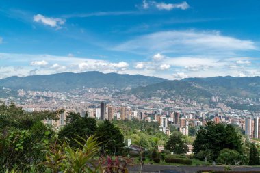 Medellin, Antioquia, Kolombiya. 18 Temmuz 2020: Dağları ve mavi gökyüzüyle Medellin şehrinin panoramik ve kentsel manzarası